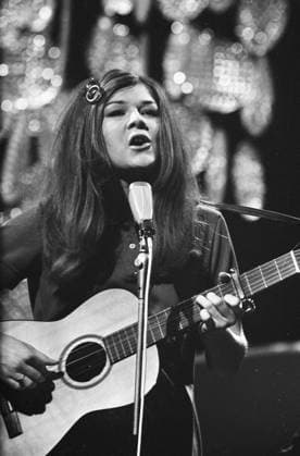 Anefo photo collection. Song festival 1969. National final of the Eurovision Song Contest in Scheveningen, Lenny Kuhr sang the winning song Troubadour . 26 February 1969. Scheveningen, South Holland Copyright: xpiemagsx pienatarchpart316092021-27498 !ACHTUNG AUFNAHMEDATUM GESCHÄTZT!