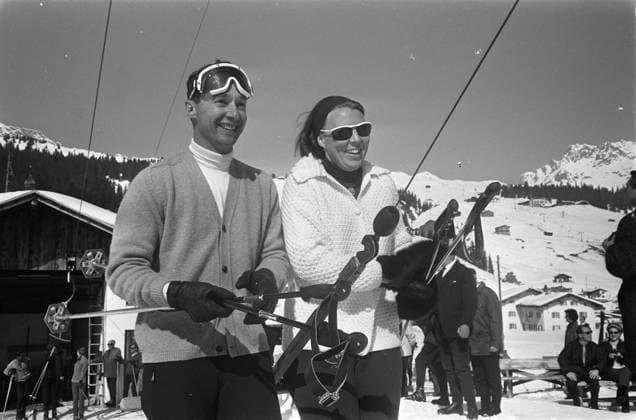 Anefo photo collection. Royal family with winter sports holiday in Lech Princess Beatrix and Prince Carel Hugo in ski lift, 10 H.M. and Margriet, 12 Claus and Irene. March 8, 1969. Lech Copyright: xpiemagsx pienatarchpart316092021-27908 !ACHTUNG AUFNAHMEDATUM GESCHÄTZT!