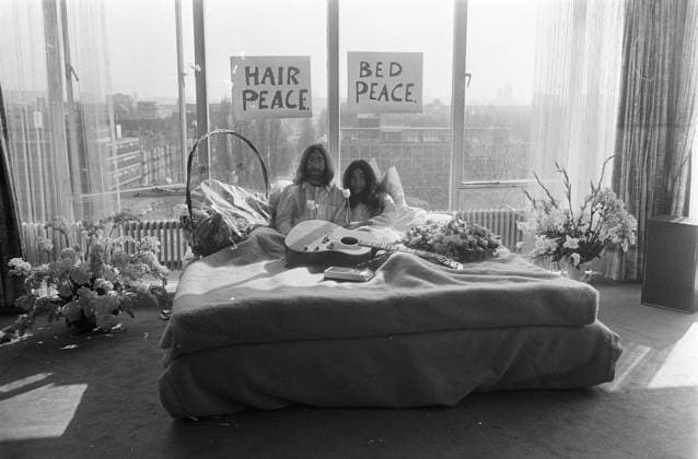 Anefo photo collection. John Lennon and his wife Yoko Ono on honeymoon in Amsterdam. John Lennon and Yoko Ono in bed at the Hilton Hotel. March 25, 1969. Amsterdam, Noord-Holland Copyright: xpiemagsx pienatarchpart316092021-28275 !ACHTUNG AUFNAHMEDATUM GESCHÄTZT!