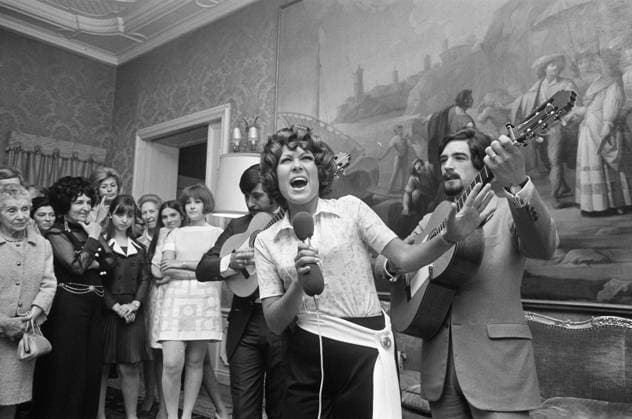 Anefo photo collection. Presentation Cup of the Eurovision Song Contest at Lenny Kuhr on the Spanish embassy in The Hague. The Spanish group sings. July 9, 1969. The Hague, South Holland Copyright: xpiemagsx pienatarchpart316092021-31691 !ACHTUNG AUFNAHMEDATUM GESCHÄTZT!