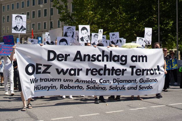 OEZ Attentat Trauermarsch in München Am 22.07.2022 gedachten hunderte Menschen in München der Opfer des rechtsextremen Anschlags am Olympia Einkaufszentrum sechs Jahre zuvor mit einem Trauermarsch. Beim Trauermarsch sprachen neben den Angehörigen der Opfer auch Vertreter der Sint*izze und Rom*nja, Vertreter der Initiative zum Mord an Oury Jalloh und Angehörige der Opfer des Anschlags in Hanau. -- On July 22nd, 2022 hundreds gathered in Munich, Germany to remember of the victims of the far right terrorist attack at the Olympia Einkaufszentrum six years ago. Representatives of the Sinti and Roma communities, representatives of the initiative of the murder of Oury Jalloh and relatives of the victims of Hanau spoke at the rally. Münche Copyright: xPhilippxBrinkmannx