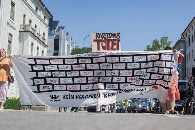 OEZ Attentat Trauermarsch in München Am 22.07.2022 gedachten hunderte Menschen in München der Opfer des rechtsextremen Anschlags am Olympia Einkaufszentrum sechs Jahre zuvor mit einem Trauermarsch. Beim Trauermarsch sprachen neben den Angehörigen der Opfer auch Vertreter der Sint*izze und Rom*nja, Vertreter der Initiative zum Mord an Oury Jalloh und Angehörige der Opfer des Anschlags in Hanau. -- On July 22nd, 2022 hundreds gathered in Munich, Germany to remember of the victims of the far right terrorist attack at the Olympia Einkaufszentrum six years ago. Representatives of the Sinti and Roma communities, representatives of the initiative of the murder of Oury Jalloh and relatives of the victims of Hanau spoke at the rally. Münche Copyright: xPhilippxBrinkmannx