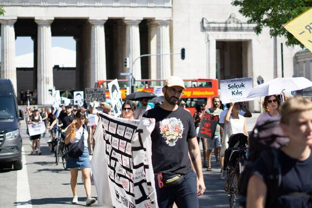 OEZ Attentat Trauermarsch in München Am 22.07.2022 gedachten hunderte Menschen in München der Opfer des rechtsextremen Anschlags am Olympia Einkaufszentrum sechs Jahre zuvor mit einem Trauermarsch. Beim Trauermarsch sprachen neben den Angehörigen der Opfer auch Vertreter der Sint*izze und Rom*nja, Vertreter der Initiative zum Mord an Oury Jalloh und Angehörige der Opfer des Anschlags in Hanau. -- On July 22nd, 2022 hundreds gathered in Munich, Germany to remember of the victims of the far right terrorist attack at the Olympia Einkaufszentrum six years ago. Representatives of the Sinti and Roma communities, representatives of the initiative of the murder of Oury Jalloh and relatives of the victims of Hanau spoke at the rally. Münche Copyright: xPhilippxBrinkmannx
