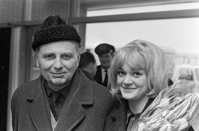 Anefo photo collection. Film festival in Utrecht, arrival at Schiphol, v.L.n.R. Director Elmellos and the Filmster Hana Brejchova. January 31, 1966. Noord-Holland, Schiphol Copyright: xpiemagsx pienatarchpart316092021-3796 !ACHTUNG AUFNAHMEDATUM GESCHÄTZT!