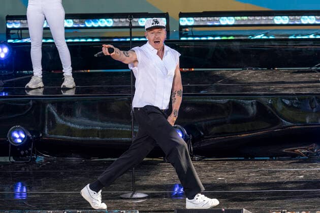 Entertainment Themen der Woche KW29 NY: Macklemore performs on Good Morning America Rapper Macklemore performs on Good Morning America concert series in Central Park, he was joined by Australian singer Tones and I (Toni Watson) New York New York United States Copyright: LevxRadin