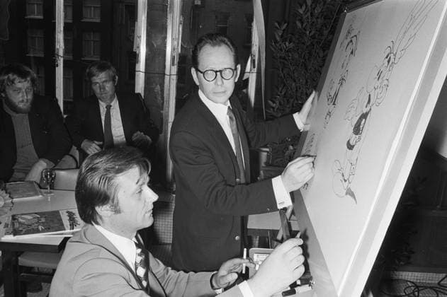 Anefo photo collection. Writers of comics Bijenkorf, Amsterdam. Kuwed Albert Uderzo (Draftsman Asterix) and Standing Morris (draftsman Lucky Luke). May 27, 1971. Amsterdam, Noord-Holland Copyright: xpiemagsx pienatarchpart316092021-46245 !ACHTUNG AUFNAHMEDATUM GESCHÄTZT!