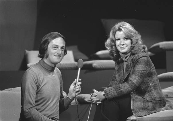 Anefo photo collection. Pim Jacobs and Vicki Carr in the TV program 3 x 1 = 3. October 23, 1972 Copyright: xpiemagsx pienatarchpart316092021-57849 !ACHTUNG AUFNAHMEDATUM GESCHÄTZT!