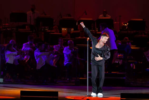 Bilder des Jahres 2022, Entertainment 07 Juli Entertainment Themen der Woche KW29 Entertainment Bilder des Tages Puerto Rican singer Ricky Martin and Venezuelan maestro Gustavo Dudamel (back) perform along with the Los Angeles Philharmonic Orchestra at the Hollywood Bowl in California, USA, late 22 July 2022. Ricky Martin and Gustavo Dudamel concert at the Hollywood Bowl !ACHTUNG: NUR REDAKTIONELLE NUTZUNG!  Copyright: xARMANDOxARORIZOx AME4831 20220723-57f28e13f658a6a1eb52bb4b5e5a4f3ba17501a2