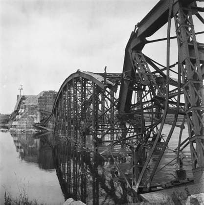 Anefo photo collection. Destruction: Rhenen. Destroyed traffic bridge. 1945. Rhenen, Rhine Copyright: xpiemagsx pienatarchpart316092021-61475 !ACHTUNG AUFNAHMEDATUM GESCHÄTZT!