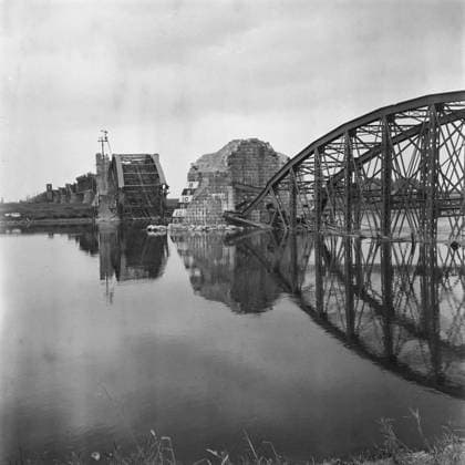 Anefo photo collection. Destruction: Rhenen. Destroyed traffic bridge. 1945. Rhenen, Rhine Copyright: xpiemagsx pienatarchpart316092021-61476 !ACHTUNG AUFNAHMEDATUM GESCHÄTZT!