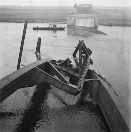 Anefo photo collection. Destruction: Rhenen. Destroyed traffic bridge. 1945. Rhenen, Rhine Copyright: xpiemagsx pienatarchpart316092021-61479 !ACHTUNG AUFNAHMEDATUM GESCHÄTZT!