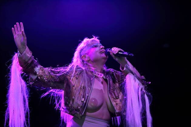 Bilder des Jahres 2022, Entertainment 07 Juli Entertainment Themen der Woche KW29 Merrill Beth Nisker alias Peaches bei einem Konzert im Huxleys Neue Welt in Berlin, 22. Juli 2022. Peaches Konzert Berlin *** Merrill Beth Nisker aka Peaches at a concert at Huxleys Neue Welt in Berlin, 22 July 2022 Peaches concert Berlin