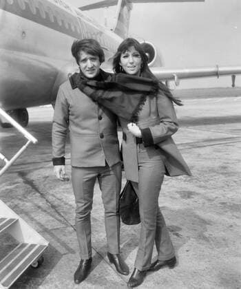 Anefo photo collection. Departure of Schiphol from the American pop song couple Sonny and Cher. At the foot of the plane staircase. September 1, 1966. Noord-Holland, Schiphol Copyright: xpiemagsx pienatarchpart316092021-9848 !ACHTUNG AUFNAHMEDATUM GESCHÄTZT!