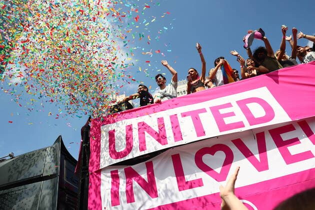 Bilder des Jahres 2022, News 07 Juli News Themen der Woche KW29 News Bilder des Tages Menschen nehmen dem Christopher Street Day Demonstration unter dem Motto United in Love in Berlin am 23. Juli 2022. CSD Berlin 2022 *** People take the Christopher Street Day demonstration under the slogan United in Love in Berlin on 23 July 2022 CSD Berlin 2022