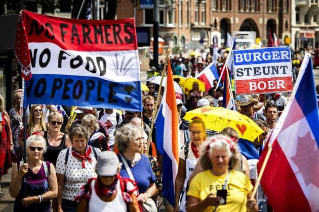 News Themen der Woche KW29 News Bilder des Tages 2022-07-23 13:36:20 AMSTERDAM - Sympathizers of the action group Nederland in Verzet demonstrate with a march through the city to support farmers, fishermen and truckers. ANP RAMON VAN FLYMEN netherlands out - belgium out *** 2022 07 23 13 36 20 AMSTERDAM Sympathizers of the action group Nederland in Verzet demonstrate with a march through the city to support farmers, fishermen and truckers ANP RAMON VAN FLYMEN netherlands out belgium out  Copyright: xx x452187658x originalFilename: 452187658.jpg