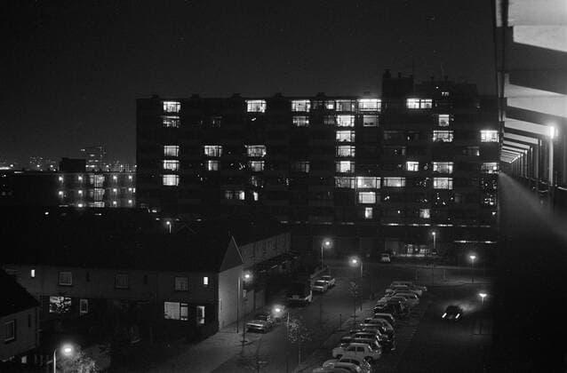IMAGO History, Ölpreiskrise 1973 Anefo photo collection. Apartment building in Amstelveen in the evening; Many curtains are closed, possible in connection with the oil crisis. November 2, 1973. Amstelveen, Noord-Holland Copyright: xpiemagsx pienatarchpart417102021-1425 !ACHTUNG AUFNAHMEDATUM GESCHÄTZT!