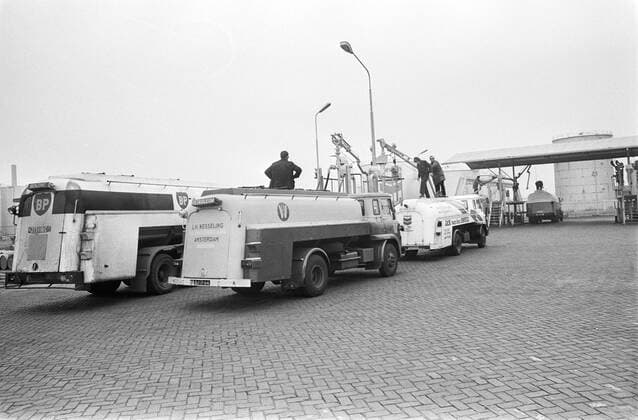 IMAGO History, Ölpreiskrise 1973 Anefo photo collection. Images in conjunction with the oil crisis. Tankautos get gasoline in the port of Amsterdam. November 2, 1973. Amsterdam, Noord-Holland Copyright: xpiemagsx pienatarchpart417102021-1426 !ACHTUNG AUFNAHMEDATUM GESCHÄTZT!