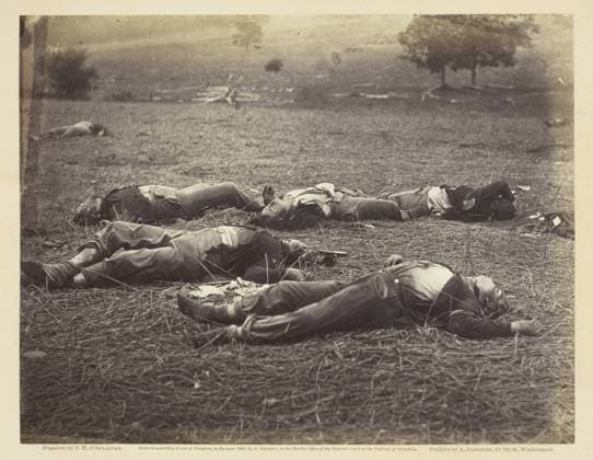 Field Where General Reynolds Fell, Gettysburg Made 1863 United States. Along with Mathew Brady and Alexander Gardner, Timothy OiSullivan was one of the primary photographers of the American Civil War. Using wet-plate glass negatives, a cumbersome and labor-intensive technology that did not allow for images of active battle, OiSullivan concentrated on the waris harrowing aftermath. This photograph depicts a scene following the Battle of Gettysburg, one of the waris bloodiest confrontations, in which thousands of men on both sides lost their lives. The lifeless, exposed bodies of the six soldiers who appear in the photograph had been picked over by survivors searching for shoes and other valuables. This image was among 44 of OiSullivani Copyright: xpiemagsx ChArt060421-21723 !ACHTUNG AUFNAHMEDATUM GESCHÄTZT!