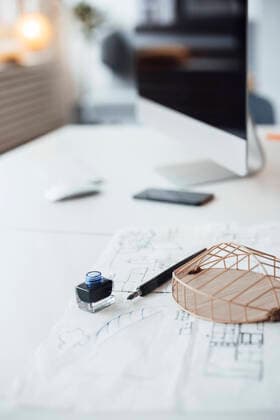 IMAGO Creative: Internationaler Tag der Architektur am 3. Oktober. Thema: Architektur zum Wohlfühlen Architectural model and blueprint on desk in office property released, JOSEF10719
