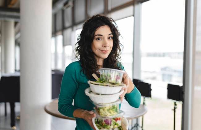 Smiling businesswoman with salad in office model released, Symbolfoto property released, JCICF00197