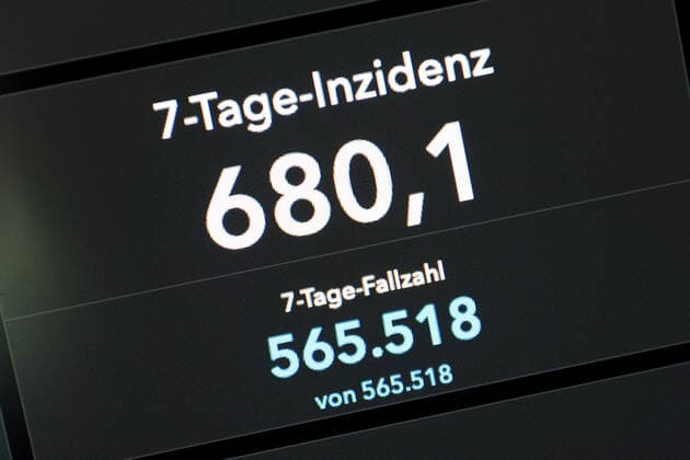 RKI dashboard, 7 day incidence is now 680.1 7 day incidence, RKI dashboard on a monitor on 24 07 2022 in Siegen Germany.