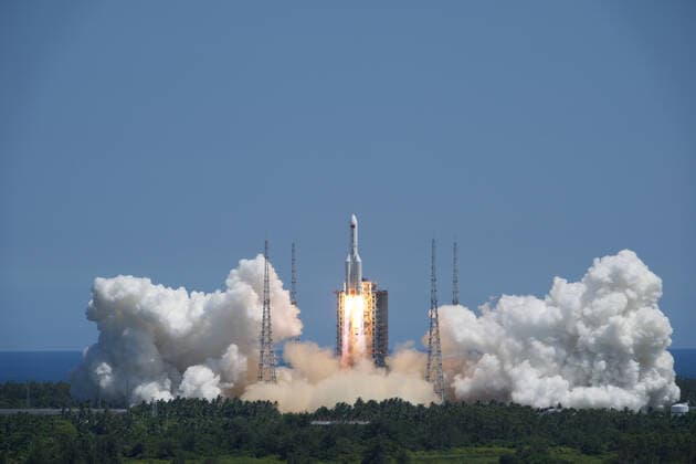 News Themen der Woche KW29 News Bilder des Tages (220724) -- WENCHANG, July 24, 2022 -- A Long March-5B Y3 carrier rocket, carrying Wentian lab module, blasts off from the Wenchang Spacecraft Launch Site in south China s Hainan Province, July 24, 2022. ) (EyesonSci)CHINA-HAINAN-WENTIAN LAB MODULE-LAUNCH(CN) LixGang 