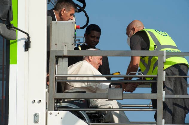Italy, Rome, Vatican, 22 07 24. Pope Francis in a wheelchair, flanked by his butler Sandro Mariotti, greets an employer as he boarded on the plane that will fly him to Canada for his Apostolic Journey, at Fiumucino airport. Papa Francesco in sedia a rotelle, affiancato dal suo maggiordomo Sandro Mariotti, saluta un dipendente mentre si imbarca sull aereo che lo porterÃ in Canada per il suo Viaggio Apostolico, all aeroporto di Fiumucino. Photo by Massimiliano MIGLIORATO Catholic Press Photo  Copyright: x MASSIMILIANOxMIGLIORATO CPPx x xCatholicxPressxPhotox