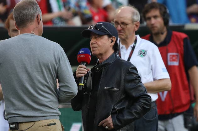 Entertainment Themen der Woche KW29 Niedersachsen, Hannover, Klaus Meine Frontmann der Scorpions beim Spiel Hannover 96 gegen St.Pauli in der Heinz-von-Heiden-Arena zu Hannover, ihr Song hr Rock you like a Hurricane ist neuer Einlaufsong bei 96, *** Lower Saxony, Hannover, Klaus Meine frontman of the Scorpions at the match Hannover 96 against St Pauli in the Heinz von Heiden Arena to Hannover, their song hr Rock you like a Hurricane is new entrance song at 96,