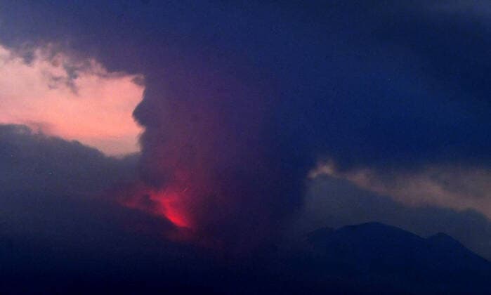 Bilder des Jahres 2022, News 07 Juli News Themen der Woche KW29 News Bilder des Tages Sakurajima volcano in southwestern Japan erupts Photo taken from a fixed camera in the Kagoshima Prefecture city of Tarumizu, southwestern Japan, shows Sakurajima volcano erupting on July 24, 2022. Sakurajima is connected to the Osumi Peninsula of Kyushu, Japan s southwestern main island.  A14AA0001319428P