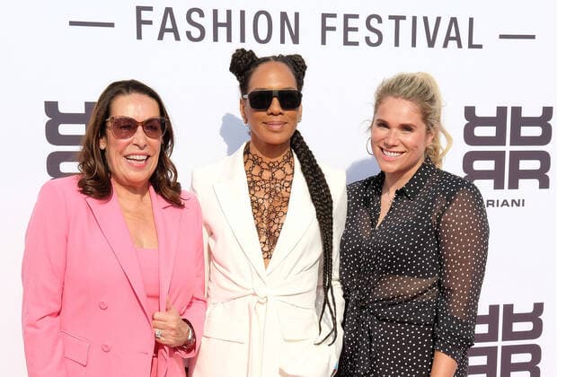 Bilder des Jahres 2022, Entertainment 07 Juli Entertainment Themen der Woche KW29 Entertainment Bilder des Tages Martina Buckenmaier (CEO Riani), Barbara Becker und Mona Buckenmaier (Head of Business Development Riani) bei der Ankunft zum Riani Fashion Cruise Event am 23.07.2022 auf dem Schiff Blue Rhapsody auf dem Rhein im Rahmen der Fashion Days Düsseldorf Riani Fashion Cruise Event auf derBlue Rhapsody im Rahmen der Fashion Days Duesseldorf 2022 *** Martina Buckenmaier CEO Riani , Barbara Becker and Mona Buckenmaier Head of Business Development Riani at the arrival to the Riani Fashion Cruise Event on 23 07 2022 on the ship Blue Rhapsody on the Rhine as part of Fashion Days Duesseldorf Riani Fashion Cruise Event on theBlue Rhapsody as part of Fashion Days Duesseldorf 2022 