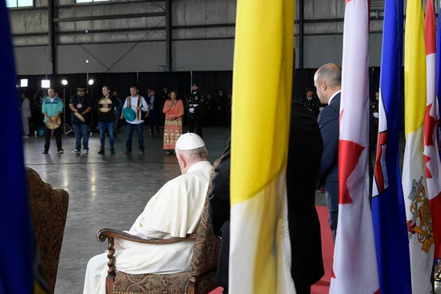 Canada, Alberta, 2022 07 24 Pope Francis meets members of an indigenous tribe during his welcoming ceremony at Edmonton International Airport in Alberta, western Canada Photograph by Vatican Mediia Catholic Press Photo. RESTRICTED TO EDITORIAL USE - NO MARKETING - NO ADVERTISING CAMPAIGNS.  Copyright: xVATICANxMEDIAx xipa-agency.netx xVaticanxMediax
