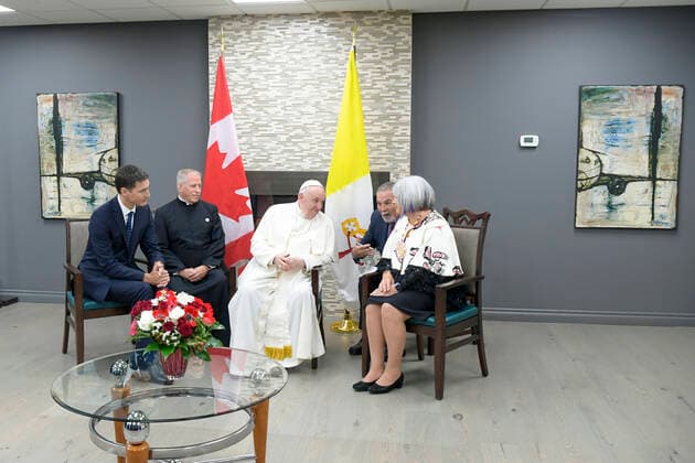 Canada, Alberta, 2022 07 24 Pope Francis (C) and Canadian Prime Minister Justin Trudeau (L) meets members of an indigenous tribe during his welcoming ceremony at Edmonton International Airport in Alberta, western Canada Photograph by Vatican Mediia Catholic Press Photo Hans Lucas. RESTRICTED TO EDITORIAL USE - NO MARKETING - NO ADVERTISING CAMPAIGNS.  Copyright: xVATICANxMEDIAx xipa-agency.netx xVaticanxMediax