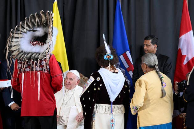 Canada, Alberta, 2022 07 24 Pope Francis meets members of an indigenous tribe during his welcoming ceremony at Edmonton International Airport in Alberta, western Canada Photograph by Vatican Mediia Catholic Press Photo. RESTRICTED TO EDITORIAL USE - NO MARKETING - NO ADVERTISING CAMPAIGNS.  Copyright: xVATICANxMEDIAx xipa-agency.netx xVaticanxMediax