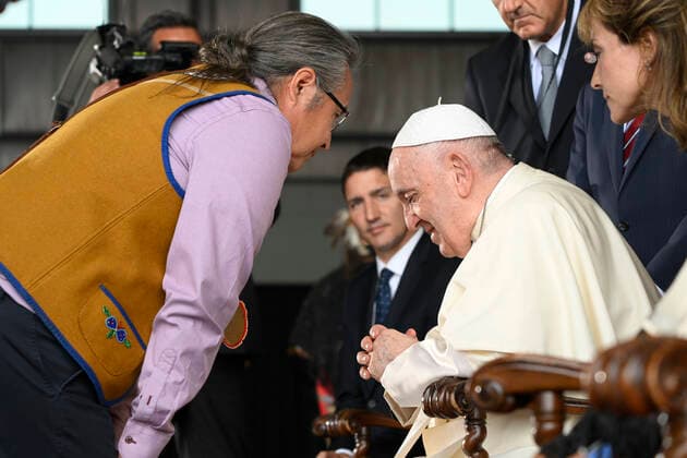 Canada, Alberta, 2022 07 24 Pope Francis meets members of an indigenous tribe during his welcoming ceremony at Edmonton International Airport in Alberta, western Canada Photograph by Vatican Mediia Catholic Press Photo. RESTRICTED TO EDITORIAL USE - NO MARKETING - NO ADVERTISING CAMPAIGNS.  Copyright: xVATICANxMEDIAx xipa-agency.netx xVaticanxMediax