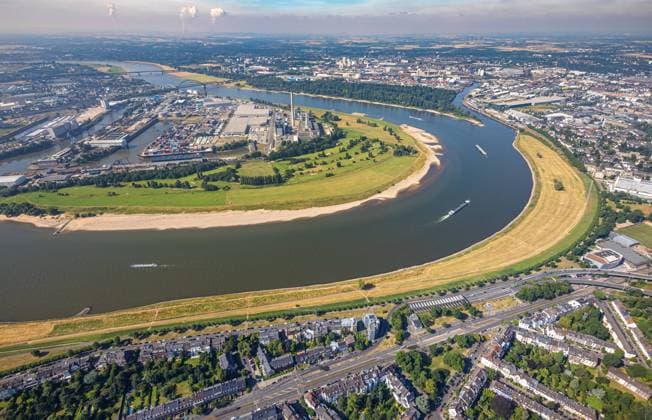Luftbild, Binnenschifffahrt auf Fluss Rhein und Kraftwerk Lausward, Rheinbogen, Hafen, Düsseldorf, Rheinland, Nordrhein-Westfalen, Deutschland !ACHTUNGxMINDESTHONORARx60xEURO! *** Aerial view, inland navigation on river Rhine and power station Lausward, Rhine bend, harbor, Düsseldorf, Rhineland, North Rhine-Westphalia, Germany ATTENTIONxMINESTHONORARx60xEURO