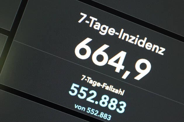 Dashboard of RKI, 7 day incidence is now 664.9 7 day incidence, dashboard of RKI on a monitor on 25 07 2022 in Siegen Germany.