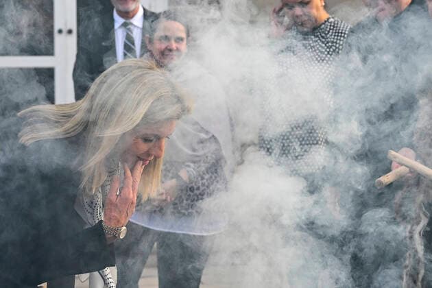 News Themen der Woche KW 30 News Bilder des Tages US AMBASSADOR TO AUSTRALIA, United States Ambassador to Australia Caroline Kennedy participates in an Aboriginal smoking ceremony ahead of a press conference at the U.S. Embassy in Canberra, Monday, July 25, 2022. ( NO ARCHIVING, EDITORIAL USE ONLY, NO USE IN BOOKS WITHOUT CONSENT CANBERRA ACT AUSTRALIA  Copyright: xLUKASxCOCHx 20220725001683188813