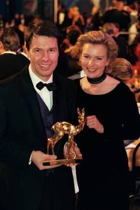 Der deutsche Moderator und Journalist Peter Kloeppel mit einem Bambi und seiner Ehefrau Carol Kloeppel während der Bambi-Verleihung in Köln (Köln Messe), Köln Nordrhein-Westfalen Deutschland Copyright: ZIKxImages UnitedArchiveszikimages113217 EDITORIAL USE ONLY