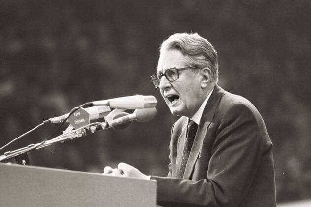 Der deutsche SPD Politiker Hans-Jochen Vogel hält eine Rede während einer SPD Pressekonferenz 1983 in Köln., Köln Nordrhein-Westfalen Deutschland Copyright: ZIKxImages UnitedArchiveszikimages192 EDITORIAL USE ONLY