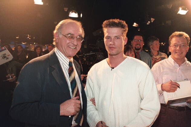 Der deutsche Schauspieler Til Schweiger mit Moderator Alfred Biolek zu Gast in der deutschen TV Show Boulevard Bio am 22.02.1995, Köln Nordrhein-Westfalen Deutschland Copyright: ZIKxImages UnitedArchiveszikimages208257 EDITORIAL USE ONLY