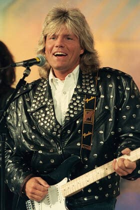 Der deutscher Musikproduzent, Komponist, Songwriter und Sänger Dieter Bohlen performt den Song Deja Vu mit seiner Band Blue System während einem Auftritt in einer deutschen Fernsehshow im Jahr 1991., Köln Nordrhein-Westfalen Deutschland Copyright: ZIKxImages UnitedArchiveszikimages74426 EDITORIAL USE ONLY