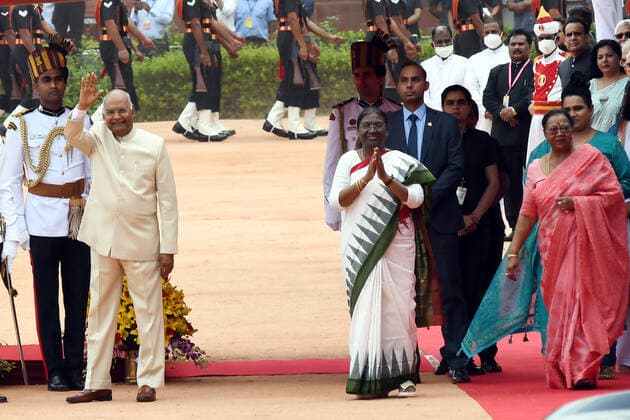 Bilder des Jahres 2022, News 07 Juli News Themen der Woche KW 30 News Bilder des Tages July 25, 2022, New Delhi, New Delhi, India: India s newly elected president Draupadi Murmu and Outgoing president Ramnath kovid waves after, inspects a guard of honor Tr-Personel at the forcourt of rashtrapati bhavan after she was sworn in New Delhi, India, Monday New Delhi India - ZUMAb226 20220725_zip_b226_005 Copyright: xRavixBatrax