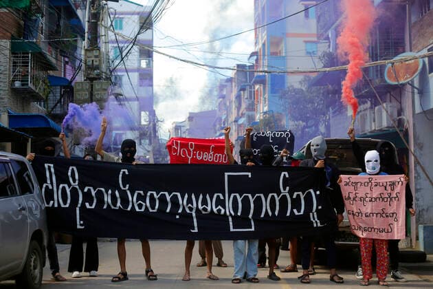 News Themen der Woche KW 30 News Bilder des Tages An Anti-Coup Protest In Yangon After The Junta Announced The Execution Of Pro-Democracy Activists Young demonstrators hold a large banner reading We Will Never Be Frightened during an anti-coup protest in Yangon, Myanmar on July 25, 2022. Myanmar™s military junta on July 25, 2022, reported the execution of four political prisoners in the country™s first death sentences carried out in over 30 years. Yangon Myanmar  Copyright: xSTRx originalFilename: kyaw-notitle220725_npd3t.jpg