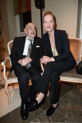 11. Charity-Dinner Preis für Zivilcourage - Berlin Artur Brauner (Filmproduzent) und Manuela Tischler (Schwiegertochter in spe ) bei der Ankuft zum 11. Charity-Dinner und Verleihung des Preis für Zivilcourage gegen Rechtsradikalismus, Antisemitismus und Rassismus im Adlon Hotel in Berlin. 02.11.2016 *** 11 Charity Dinner Price for Civil courage Berlin Artur Brauner Film producer and Manuela Carpenters Daughter-in-law in SPE at the Arrival to 11 Charity Dinner and award Ceremony of Price for Civil courage against right-wing extremism, Anti-Semitism and Racism at Adlon Hotel in Berlin 02 11 2016