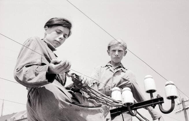 Fernmelde- und Telegrafenbau-Lehrlinge Original-Bildunterschift: Fernmelde- und Telegrafenbau-Lehrlinge auf der Schulbank: Arbeiten am Mast; Vorbereitung für eine Kreuzung der Drähte, Berlin, Deutschland 1947., Berlin Copyright: Kindermann UnitedArchivesKIN_7401000099
