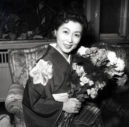 Von Tokio nach Berlin Original-Bildunterschrift: Von Tokio nach Berlin kam zu den V. Internationalen Filmfestspielen die japanische Schauspielerin Mitsuko Mito, hier in ihrem Berliner Hotel, Deutschland 1955., Berlin Copyright: Kindermann UnitedArchivesKIN_7402000072