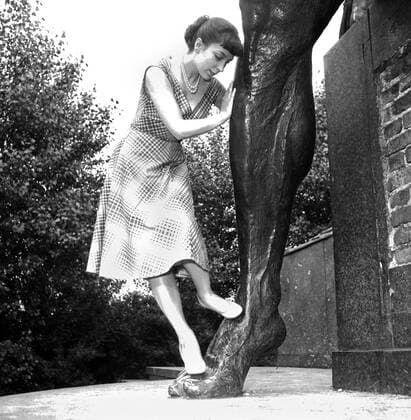 Größenvergleich Größenvergleich - Original-Bildunterschrift: Kleine Kletterübung auf dem Fuss des Schmiedes am Bismarckdenkmal am Großen Stern, Berlin, Deutschland 1955., Berlin Copyright: Kindermann UnitedArchivesKIN_7402000100