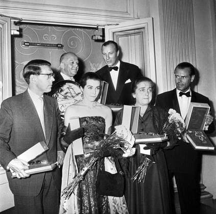 Eröffnung der Film-Festspiele 1955 in Berlin Eröffnung der Film-Festspiele - Original-Bildunterschrift: Unser Bild zeigt: Bundesfilmpreisträger (von links): Herbert Reinecker ( Canaris ), Friedrich A. Mainz ( Canaris ), Marianne Koch, Martin Held ( Canaris ), Frau Therese Giehse und O. W. Fischer ( Ludwig der 14. ), Berlin, Deutschland 1955., Berlin Copyright: Kindermann UnitedArchivesKIN_7402000127
