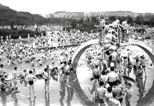 Berlins Bäder hatten Hochkonjunktur Berlins Bäder hatten Hochkonjunktur - Original-Bildunterschrift: Zum Wochenende herrschte in Berlins Sommerbädern Hochbetrieb. Hier ein Blick in das Freibad am Humboldthain, Berlin, Deutschland 1955., Berlin Copyright: Kindermann UnitedArchivesKIN_7402000154
