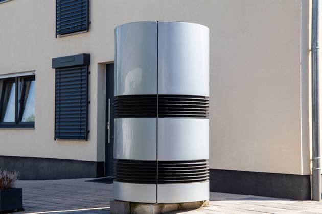 Luft- und Wasserwärmepumpe an einem neuen Wohnhaus *** Air and water heat pump on a new residential building Copyright: xx